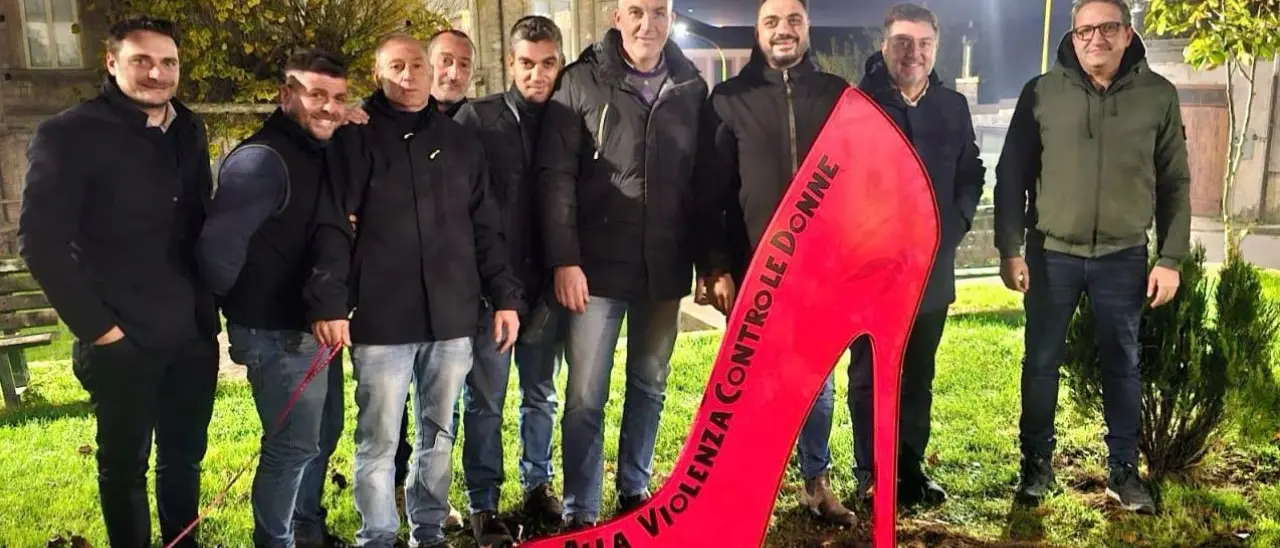Serra San Bruno, una scarpa rossa gigante contro la violenza sulle donne