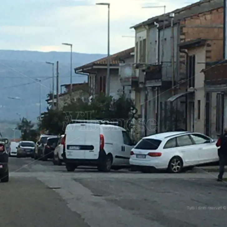 Incidente a Mileto, scontro tra un furgone e un’auto nel centro cittadino