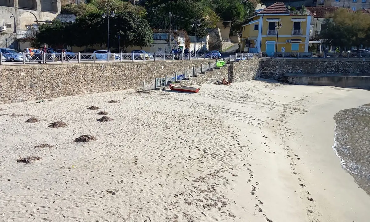 Spiagge di Pizzo: a lezione di tedesco e di svedese per contrastare... l'inciviltà