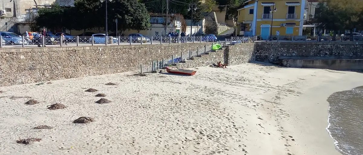 Spiagge di Pizzo: a lezione di tedesco e di svedese per contrastare... l'inciviltà