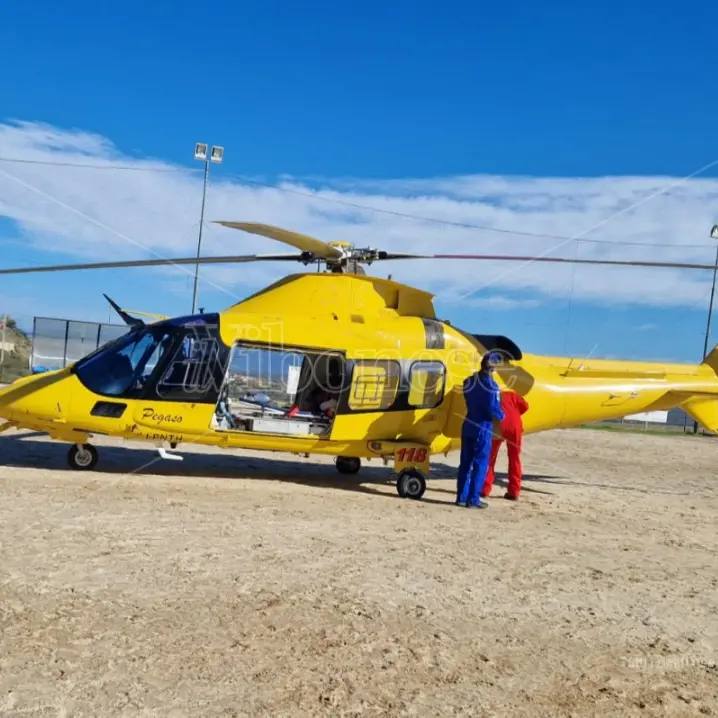 Grave incidente a Piscopio, auto travolge pedone: interviene l'elisoccorso