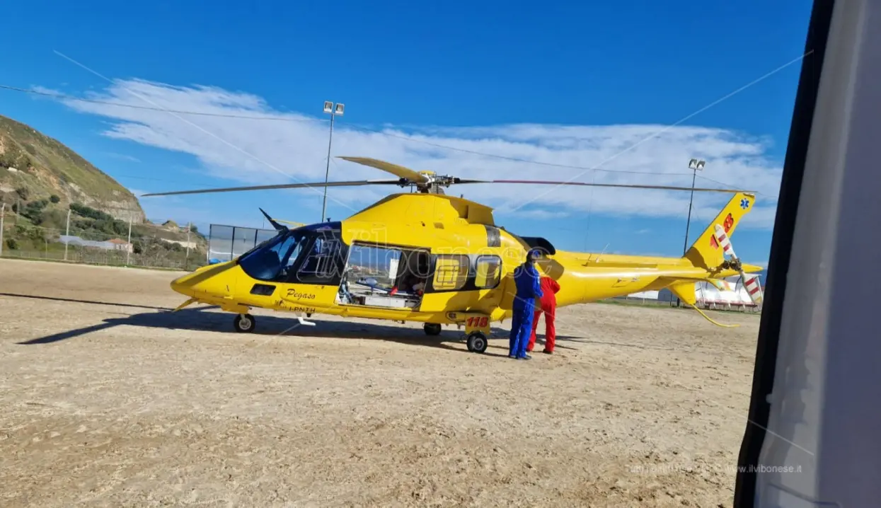Grave incidente a Piscopio, auto travolge pedone: interviene l'elisoccorso