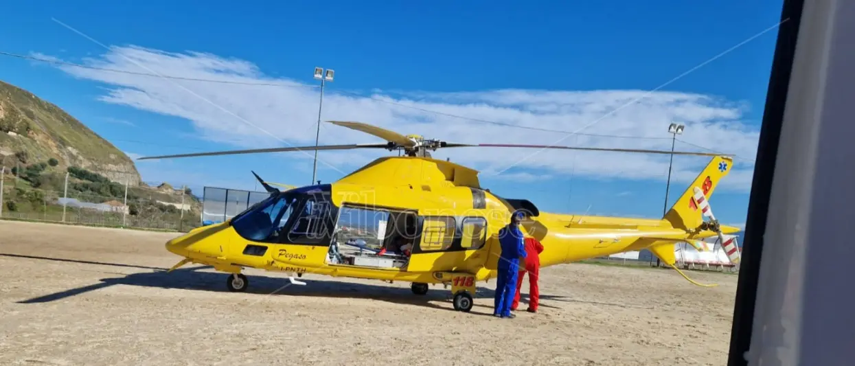 Grave incidente a Piscopio, auto travolge pedone: interviene l'elisoccorso