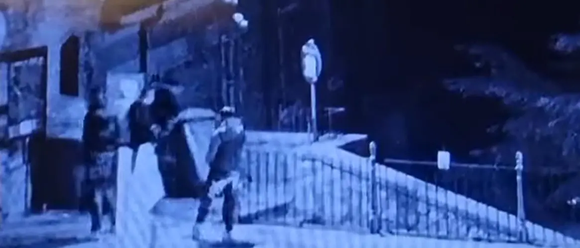 Nicotera, giovani gettano rifiuti e cassonetti nella zona dell’affaccio: beccati dalle telecamere