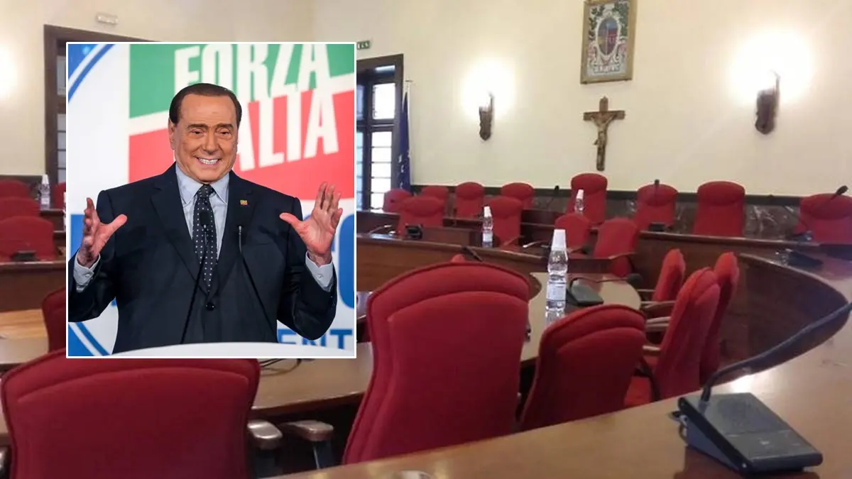Passa in Commissione a Vibo la proposta di intitolare una via a... Silvio Berlusconi