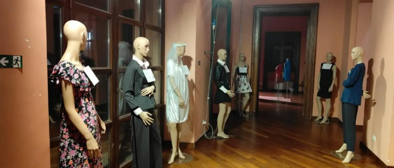 “Com’eri vestita?”: a Vibo la mostra per raccontare le storie di 17 vittime di violenza sessuale -Foto
