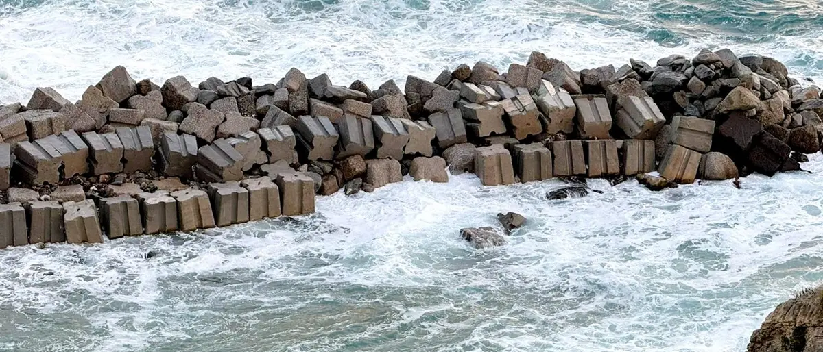 Pizzo: un violento nubifragio provoca nuovi cedimenti al molo della Seggiola