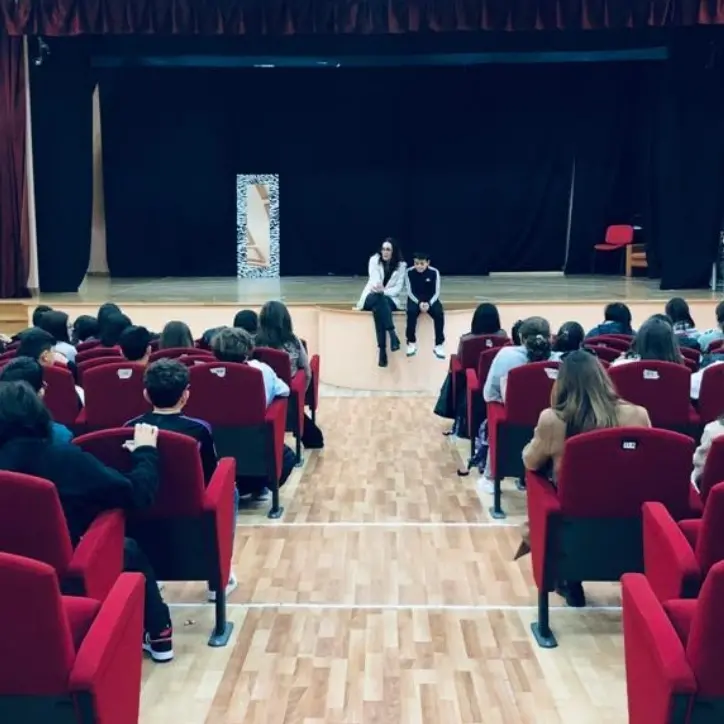 Scuola, teatro e istituzioni: Filadelfia dice “No” alla violenza di genere