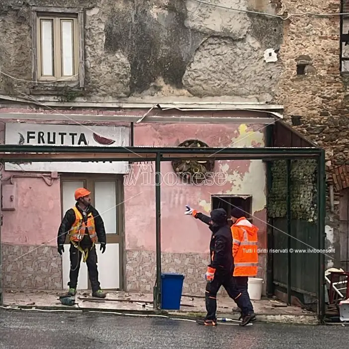 Vibo, al via le operazioni di sgombero e parziale demolizione della frutteria Mantella