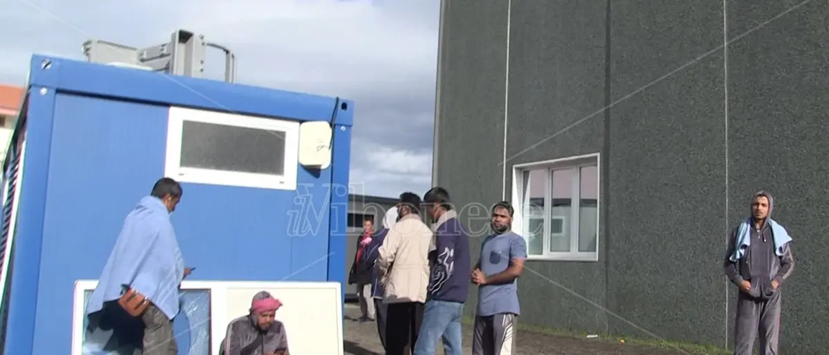 Nell'hotspot di Porto Salvo migranti con le infradito, la Croce rossa: «Fanno sparire giacche e scarpe» - Video