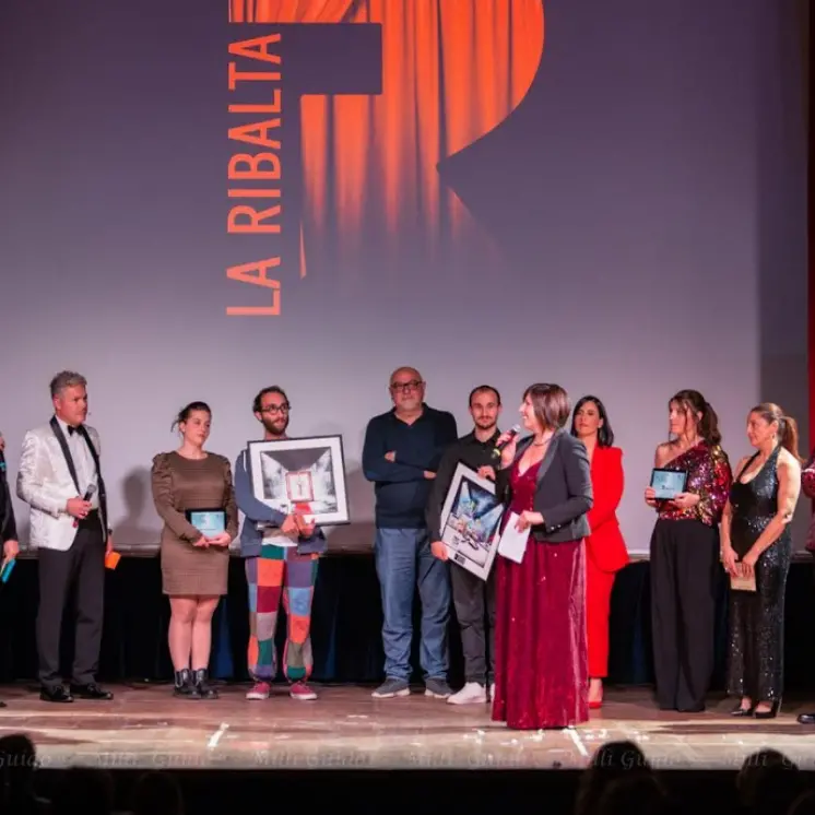 Teatro, emozioni e applausi a Vibo con il concorso nazionale “Lo strappo nel cielo di carta”