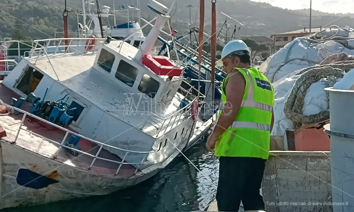 Vibo Marina: recuperato il peschereccio affondato domenica pomeriggio - Video