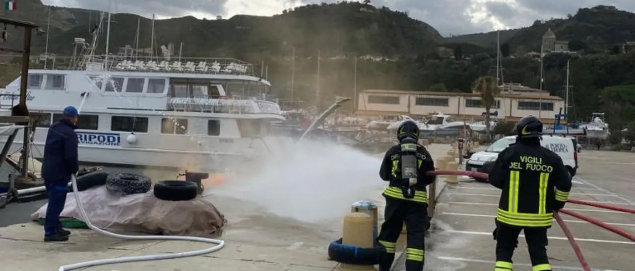 Esercitazione antincendio al porto di Tropea: simulato un rogo a bordo di una barca