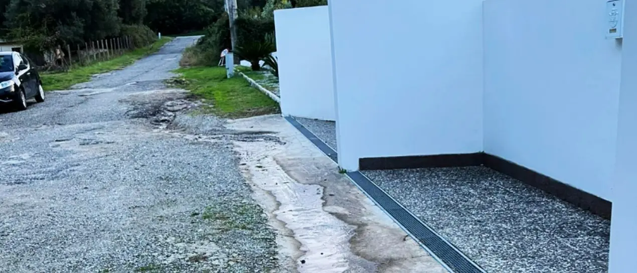 Triparni, perdite dalla condotta idrica. I residenti: «S’intervenga» -Video