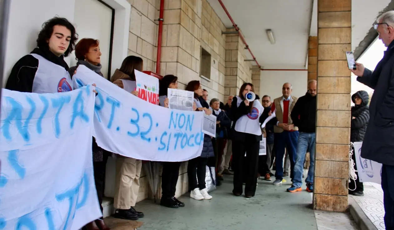 Sanità, Vibo Città attiva: «Territori abbandonati per troppo tempo, basta elemosinare diritti»