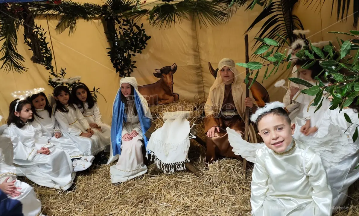 La rappresentazione del Presepe vivente messa in scena dagli alunni della scuola Buccarelli