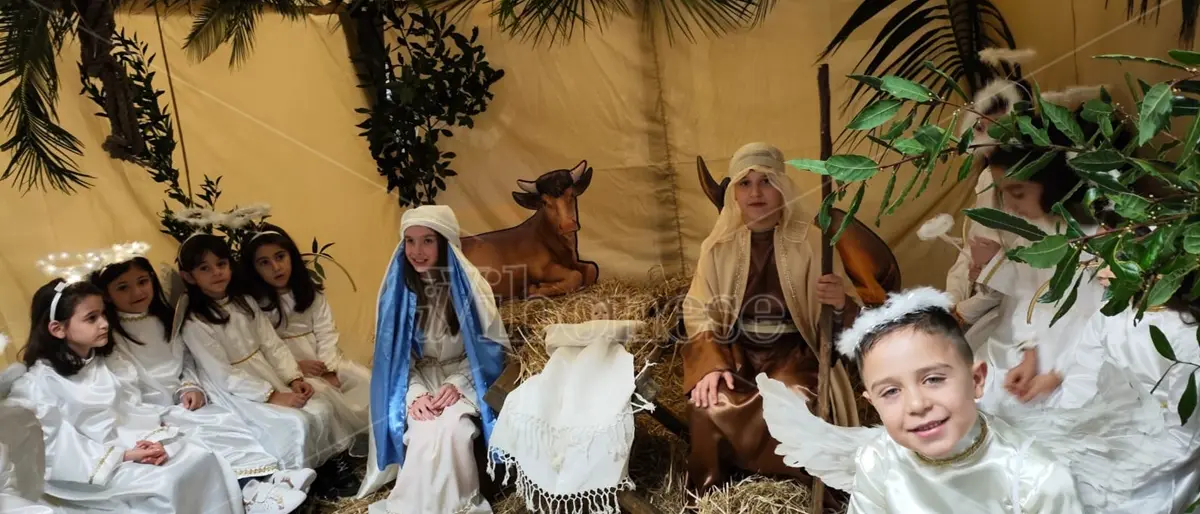 La rappresentazione del Presepe vivente messa in scena dagli alunni della scuola Buccarelli