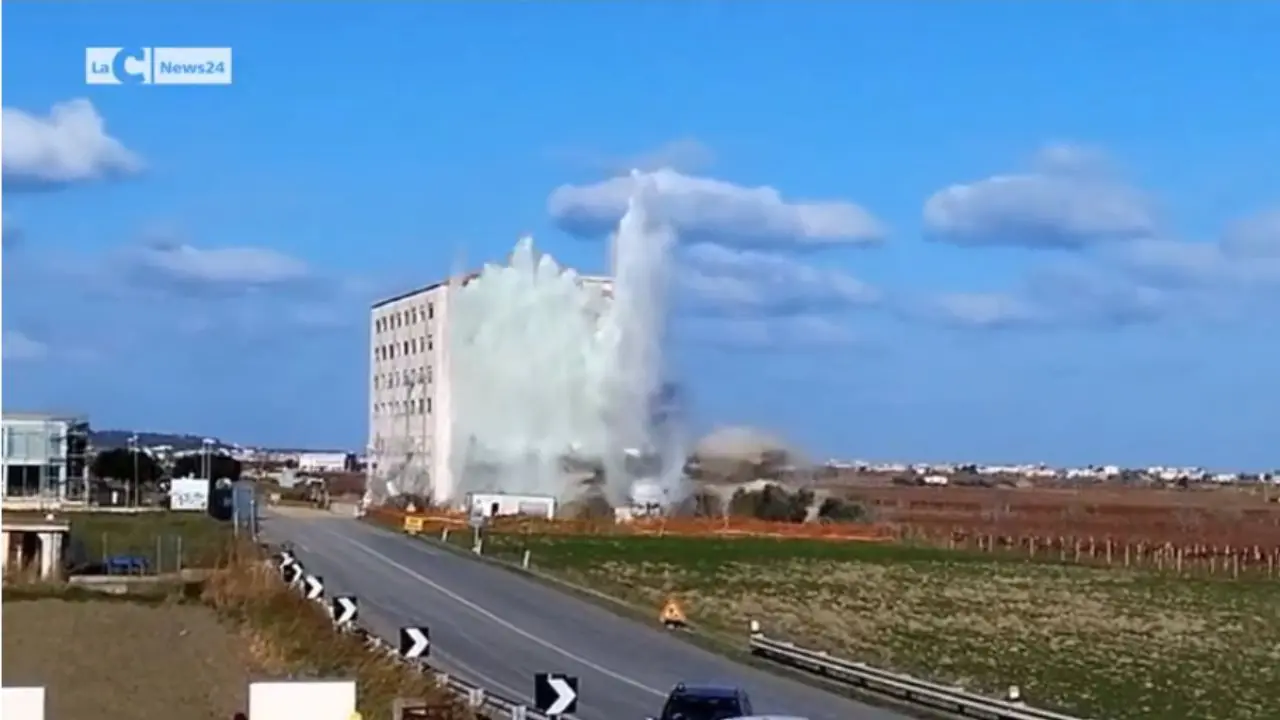 Abbattuto l'ecomostro di Torre Melissa: il video dell'esplosione