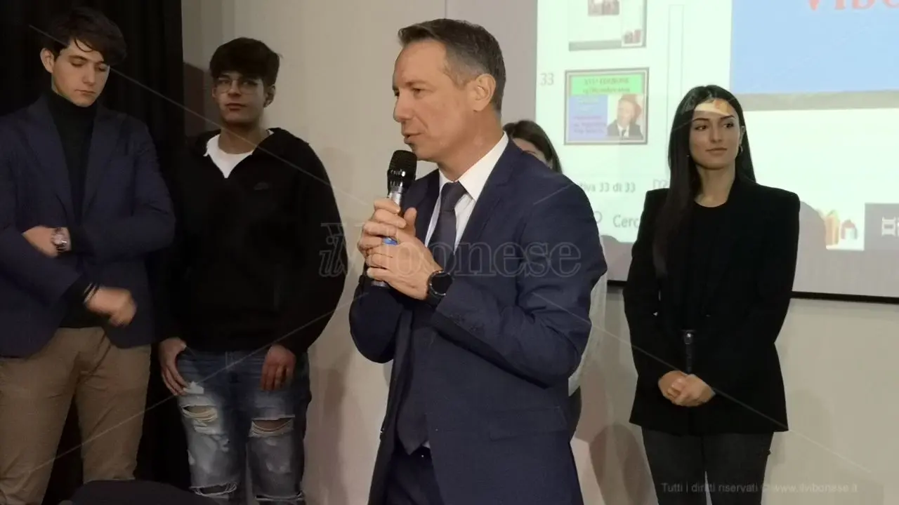 Gli studenti di Vibo premiano il procuratore Camillo Falvo con l'Operatore d'Oro - Video