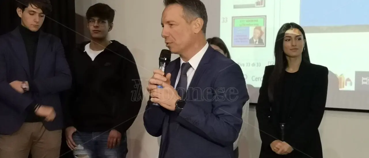 Gli studenti di Vibo premiano il procuratore Camillo Falvo con l'Operatore d'Oro - Video