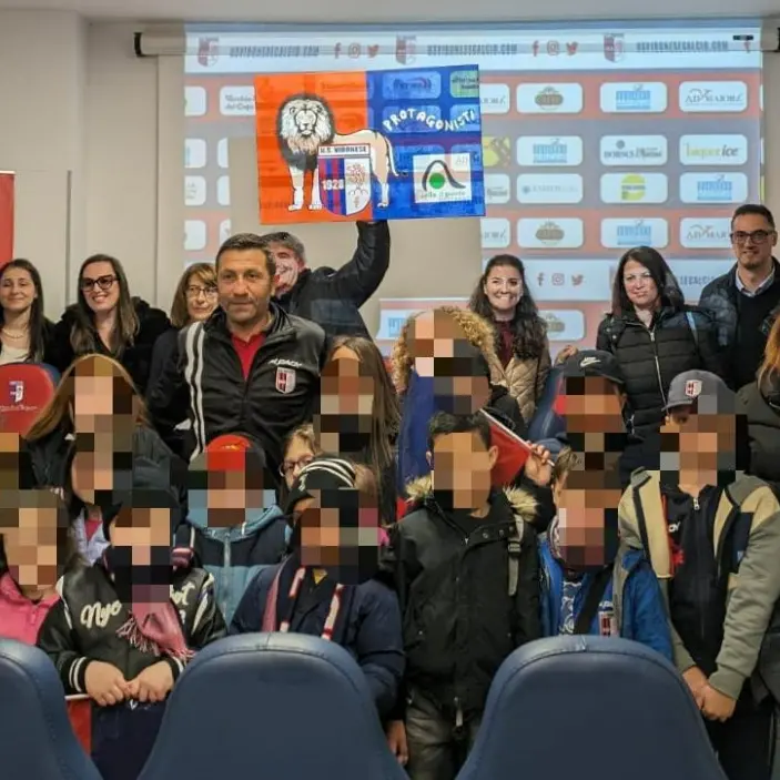 I bimbi della cooperativa “Aelle” omaggiano la Vibonese calcio con una tela dipinta a mano