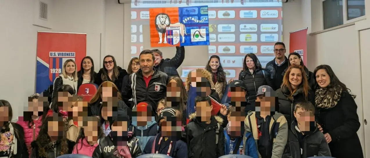 I bimbi della cooperativa “Aelle” omaggiano la Vibonese calcio con una tela dipinta a mano