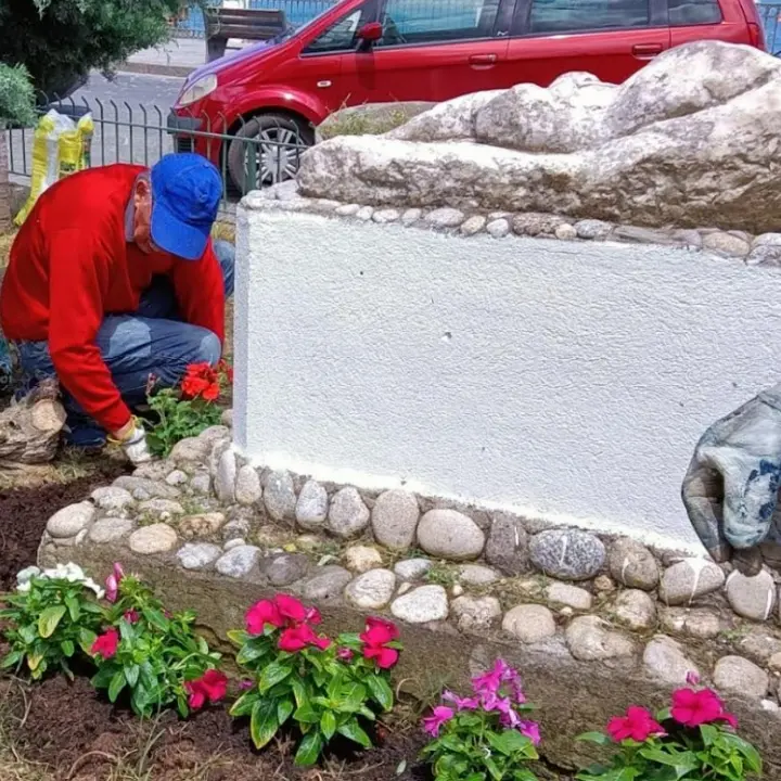 Vibo Marina, la Pro loco ripulisce l’aiuola con il reperto attribuito a Santa Venere