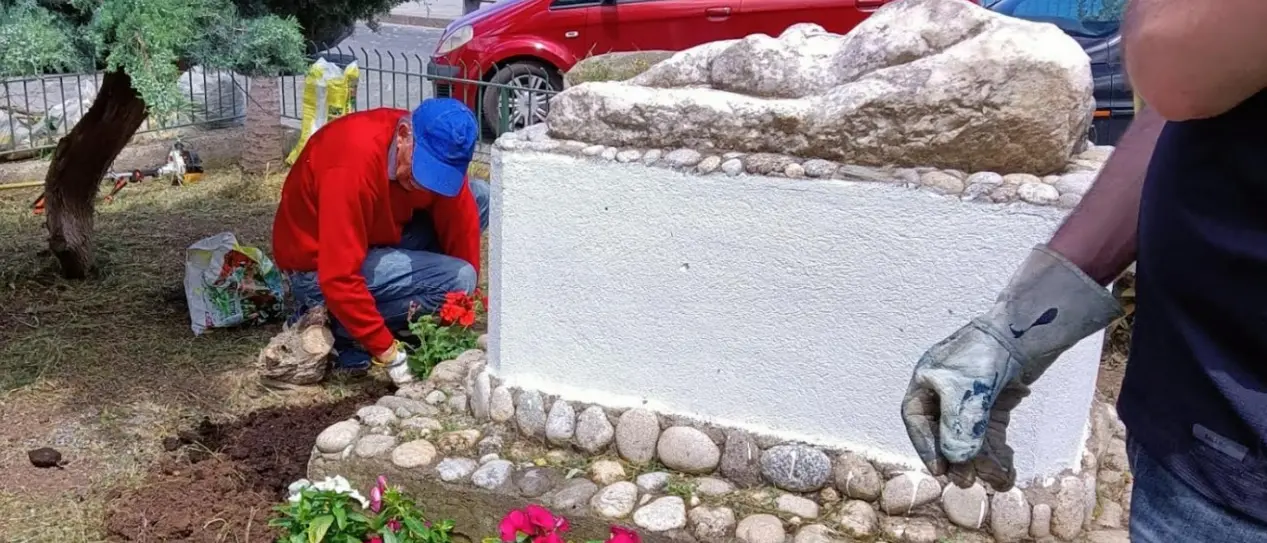 Vibo Marina, la Pro loco ripulisce l’aiuola con il reperto attribuito a Santa Venere