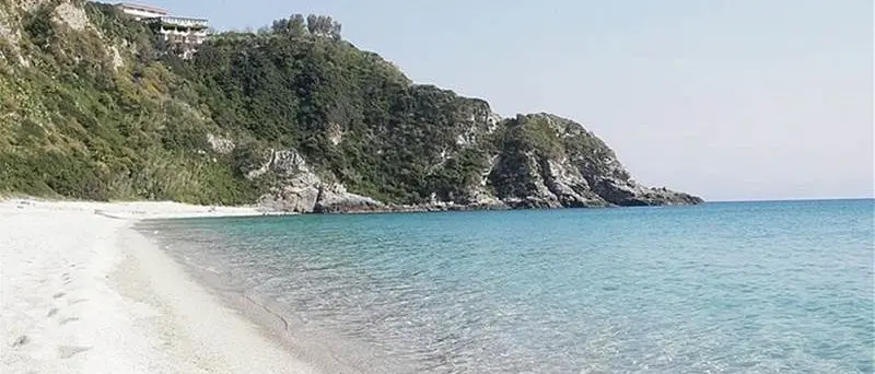 Aggressione a Capo Vaticano, due assoluzioni