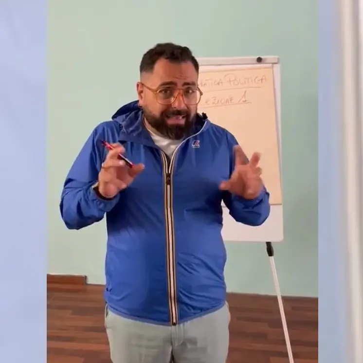 Propaganda live, Colelli (Pd) fa «i disegnini» per spiegare che «Muzzopappa non arriva al ballottaggio» - VIDEO