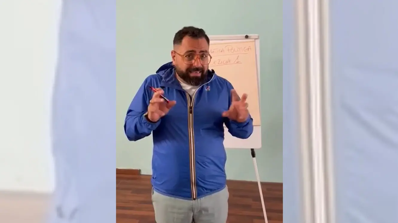 Propaganda live, Colelli (Pd) fa «i disegnini» per spiegare che «Muzzopappa non arriva al ballottaggio» - VIDEO