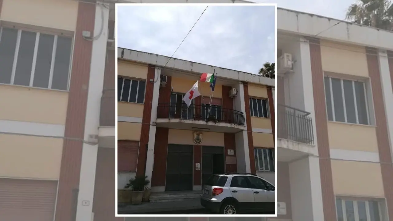 Parghelia, l’attacco dell’opposizione dopo i sequestri a Costa dei Monaci e le criticità della rete fognaria: «Il sindaco se ne accorge solo ora?»
