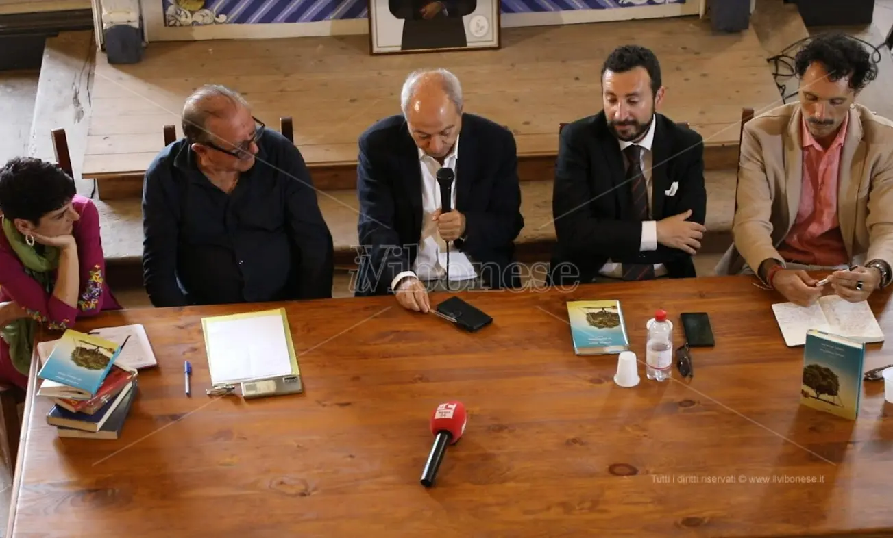 Tropea, la rassegna letteraria “Andromeda” accoglie lo scrittore Carmine Abate -Video