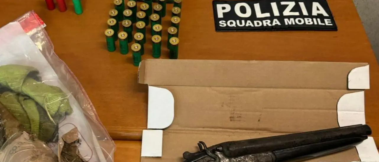Cartucce e fucile sotterrati in un podere nelle campagne di San Gregorio: un arresto