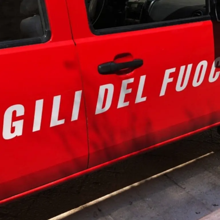 Grave incendio a Mileto, panico tra i residenti del rione Calabrò: in molti hanno lasciato le case