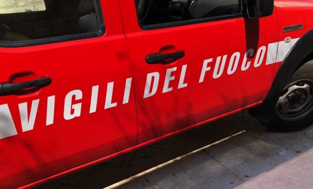 Grave incendio a Mileto, panico tra i residenti del rione Calabrò: in molti hanno lasciato le case