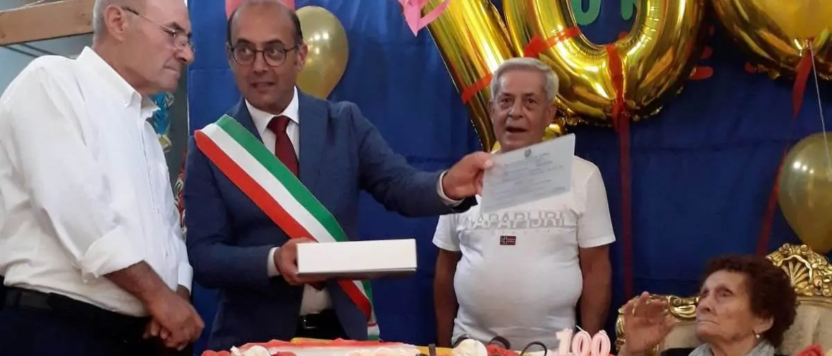 La piccola Comparni di Mileto festeggia i 100 anni di nonna Marianna