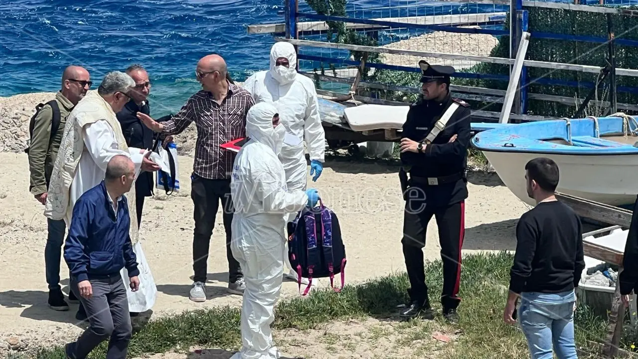 Neonato ritrovato morto tra gli scogli, lo avrebbe ucciso la madre della tredicenne che l’ha partorito