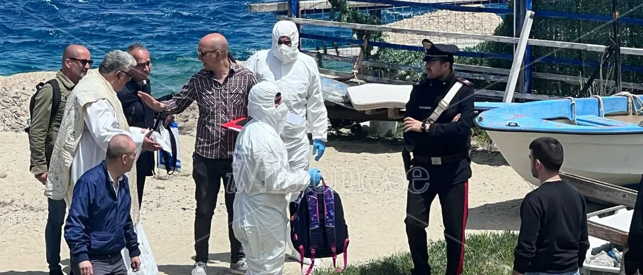 Neonato ritrovato morto tra gli scogli, lo avrebbe ucciso la madre della tredicenne che l’ha partorito