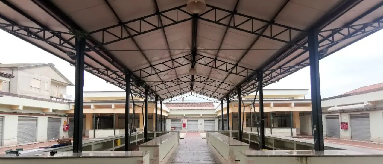 «Qual è la differenza con Limardo?» Rifondazione comunista contro il Comune per la vicenda del mercato coperto