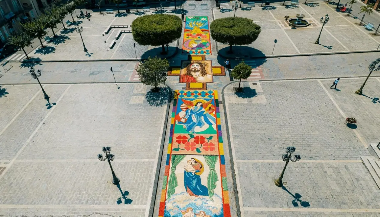 Filadelfia, comunità al lavoro per il tradizionale appuntamento con l’Infiorata