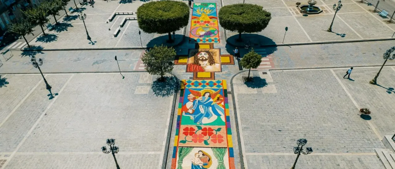 Filadelfia, comunità al lavoro per il tradizionale appuntamento con l’Infiorata