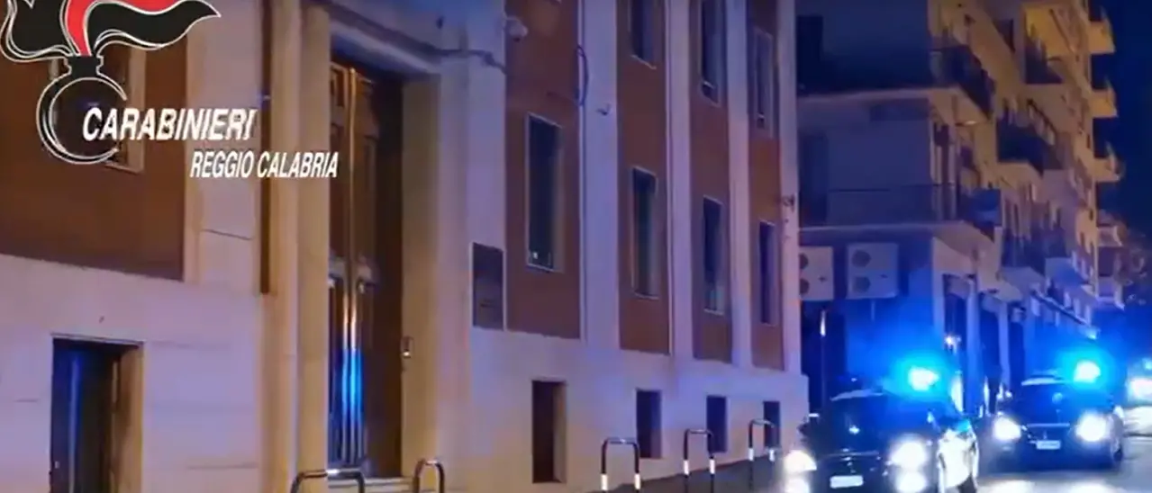 ‘Ndrangheta, blitz ordinato dalla Dda contro la cosca Latella-Ficara: 12 arresti a Reggio Calabria per estorsioni e traffico d’armi