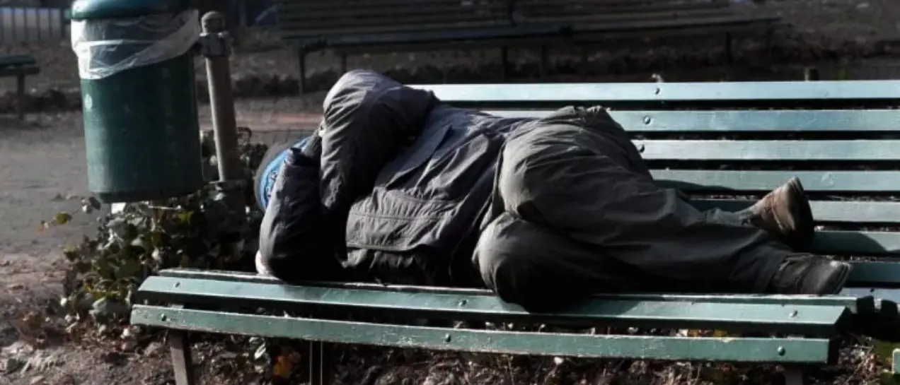 Nel Vibonese una banda di minorenni lega un senzatetto in una scuola abbandonata e lo massacra di botte