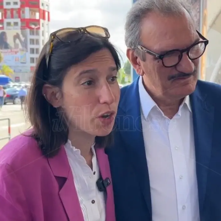 Schlein in Calabria per Stasi ma all’aeroporto trova Enzo Romeo: «Sarai il nuovo sindaco di Vibo» - VIDEO