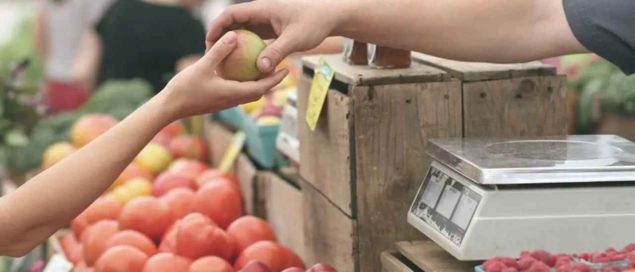 Lavori al mercato coperto di Vibo, la protesta dei commercianti spostati dietro la Don Bosco: «Attivate 4 postazioni invece di 12»