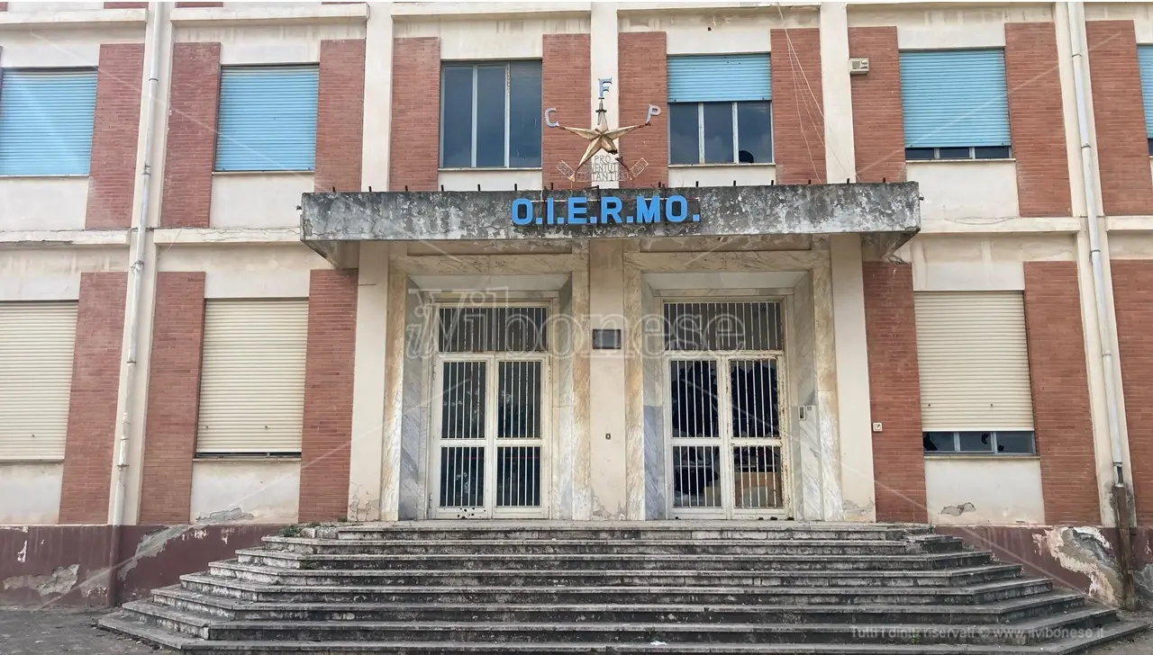 «Vanno allontanati dalle famiglie»: il gip manda in comunità i 6 minori di San Costantino Calabro accusati di aver picchiato un senzatetto