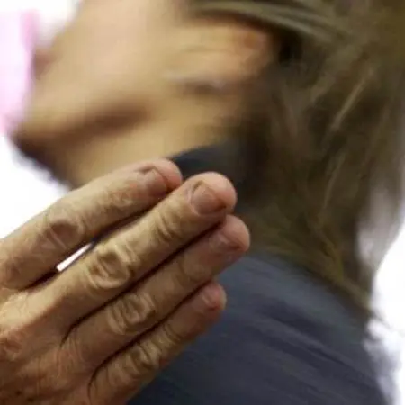 Chiama il 112 mentre il padre picchia la madre, bimbo salva la mamma\n