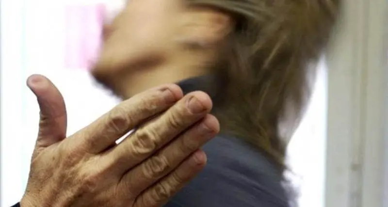 Chiama il 112 mentre il padre picchia la madre, bimbo salva la mamma\n