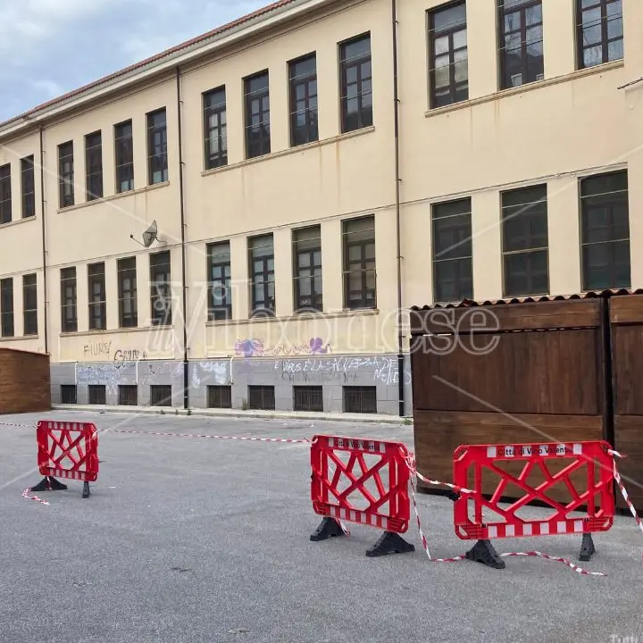 Mercato coperto a Vibo, Rifondazione comunista incalza il Comune: «Lavoratori ancora esposti a pioggia e sole e bagni non dignitosi»